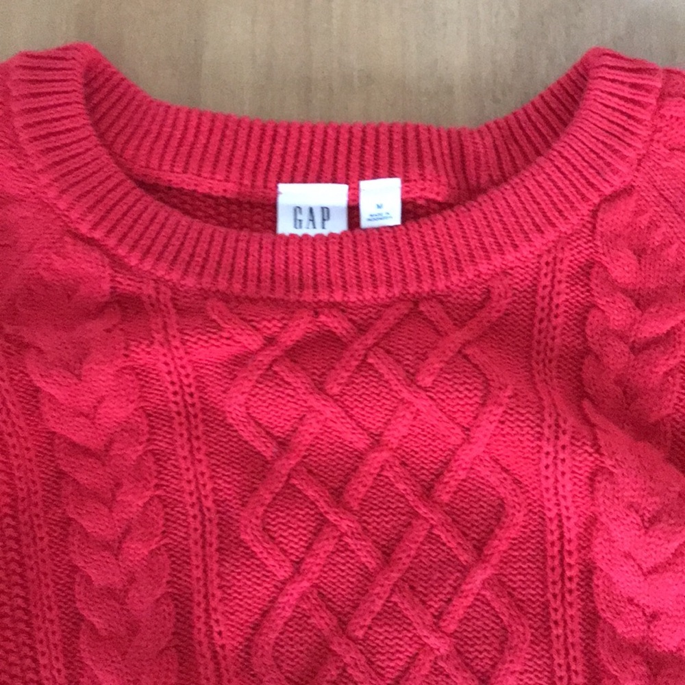 Red sweater gap - Picture 2 of 6